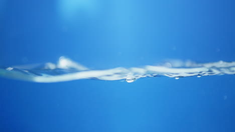 Movimiento-De-Ondas-De-Agua-En-La-Superficie-Con-Fondo-Azul