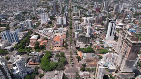 Tomas-Aéreas-Del-Centro-De-Chapeco-Santa-Catarina,-Pasando-Por-La-Catedral-De-Santo-Antonio