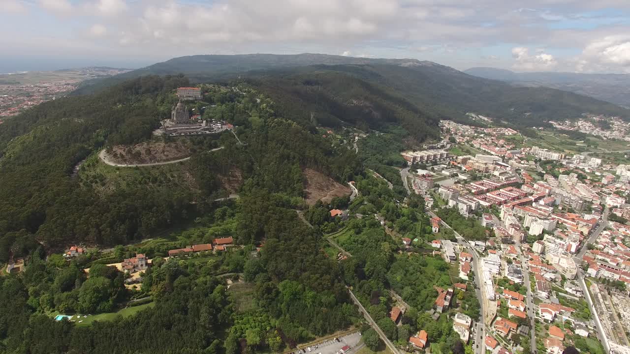 paisaje urbano de viana do castelo con basílica de santa luzia en la cima de una colina, toma aérea de drones
