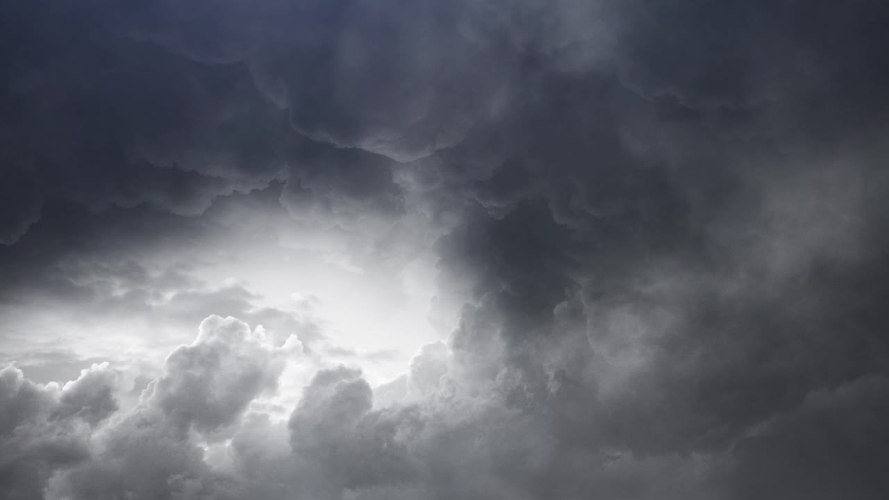 하늘에서 움직이는 어두운 구름의 전망, 뇌우