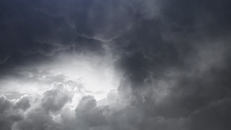 vista de nubes oscuras moviéndose en el cielo, tormenta