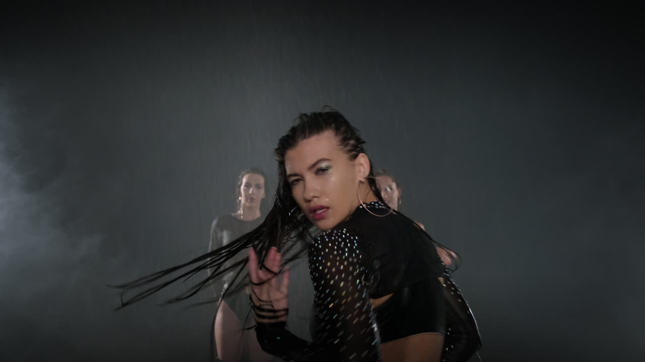 bailarinas en la lluvia