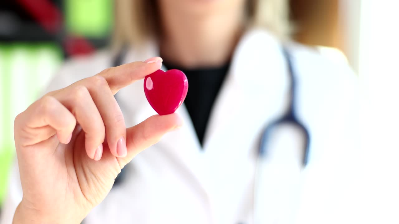 médico con un corazón rojo