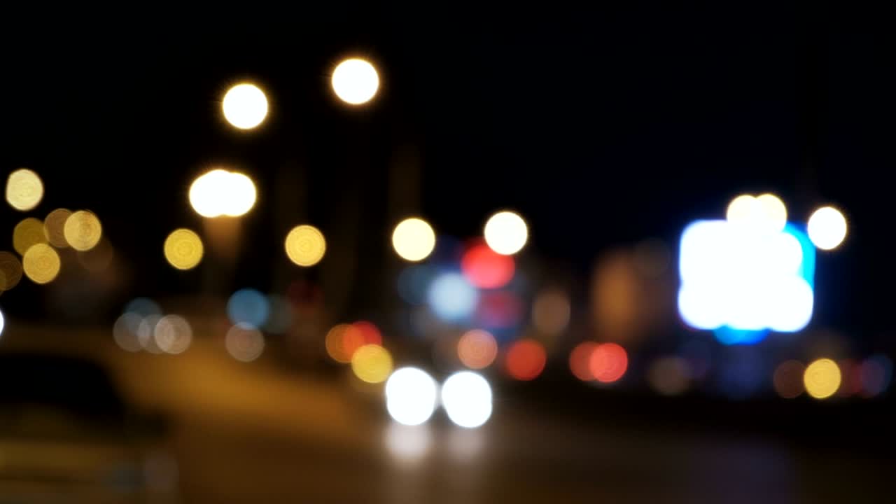 coches borrosos en la noche