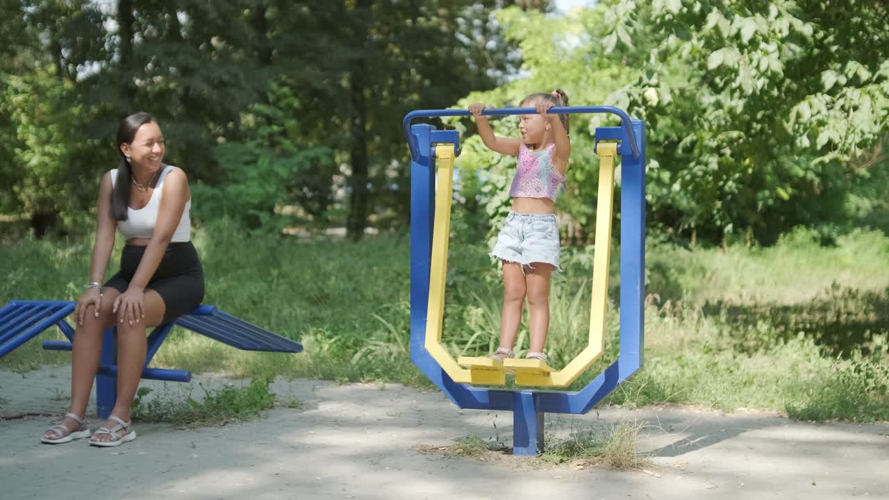 madre y hija embarazadas haciendo ejercicio en el gimnasio al aire libre