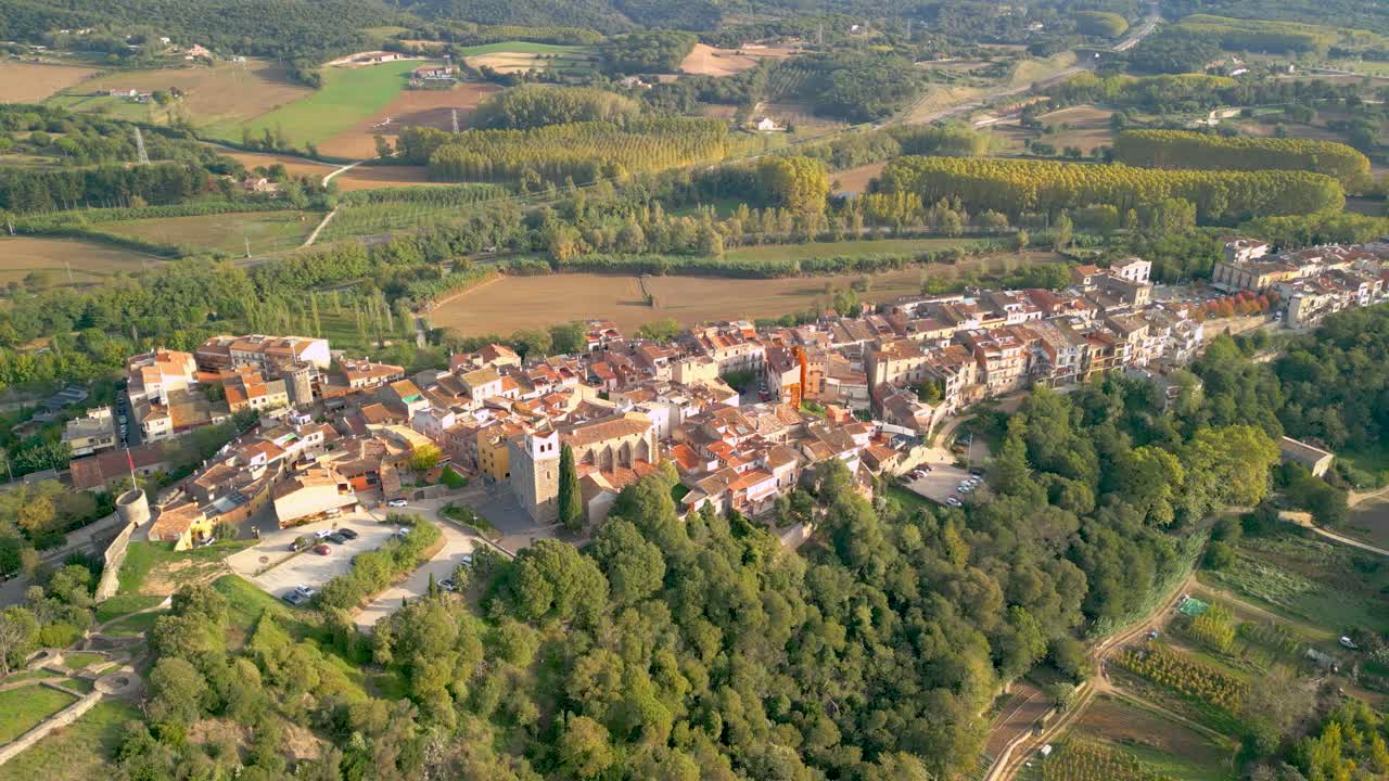 imágenes aéreas de hostalric ciudad medieval en cataluña castillo turístico en la cima de la montaña vista aérea espectacular con tren ave, bala de alta velocidad