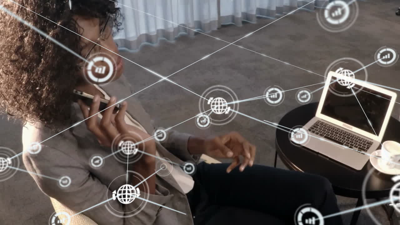 animación de la red de iconos sobre mujer de negocios afroamericana hablando en teléfono inteligente en una cafetería