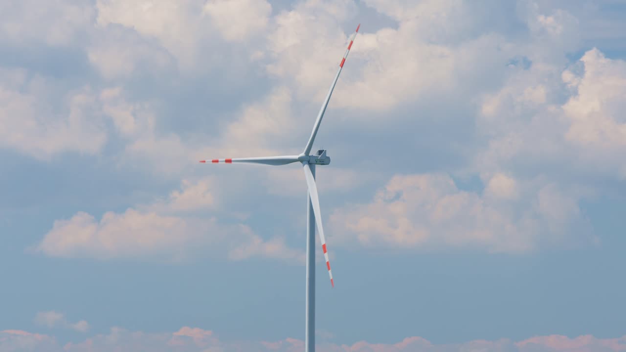 풍경적인 풍력 터빈은 바람이 불는 날, 파란 구름이 가득한 하늘에서 녹색 에너지를 생산합니다.