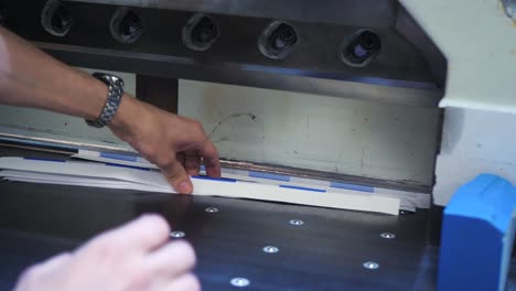 máquina de corte de papel en acción