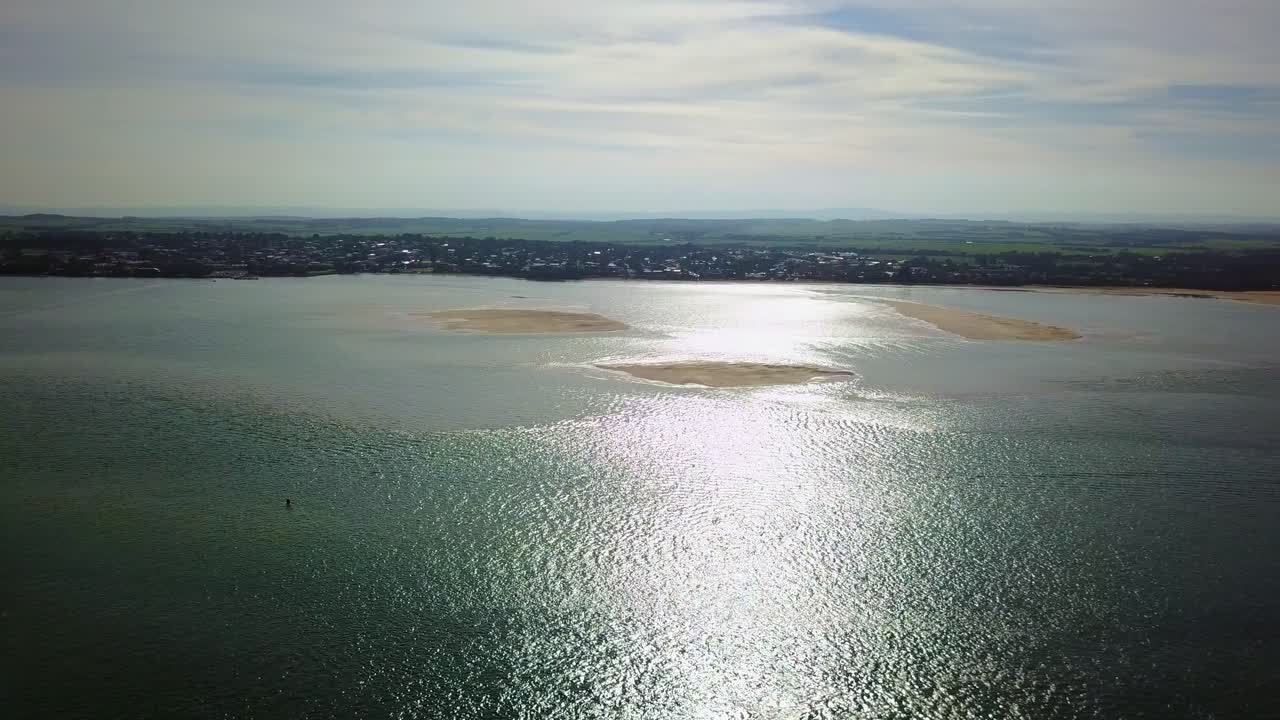 imágenes aéreas en el sol de la entrada de andersons volando hacia la ciudad de inverloch, victoria, australia