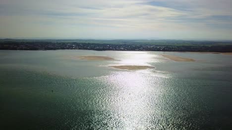 Imágenes-Aéreas-En-El-Sol-De-La-Entrada-De-Andersons-Volando-Hacia-La-Ciudad-De-Inverloch,-Victoria,-Australia