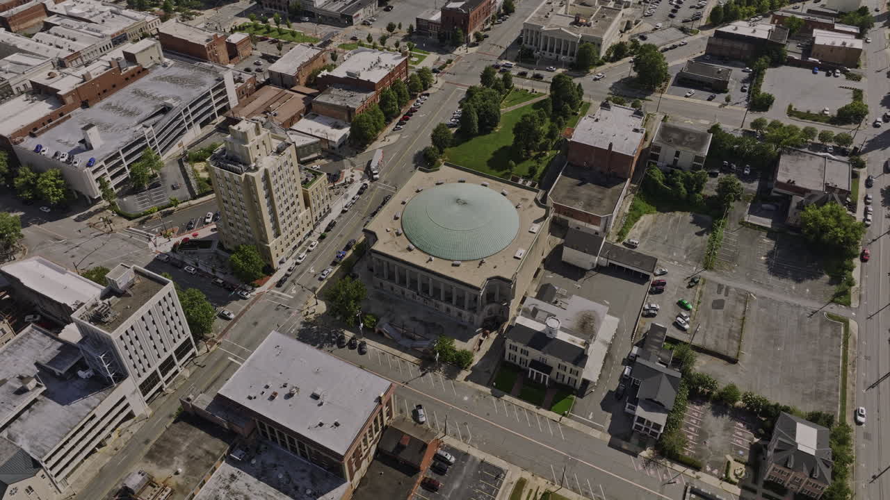 macon georgia aerial v25 birds eye view drone летает вокруг знакового здания городской аудитории в историческом районе центра города в дневное время - снято с помощью mavic 3 cine - сентябрь 2022 года