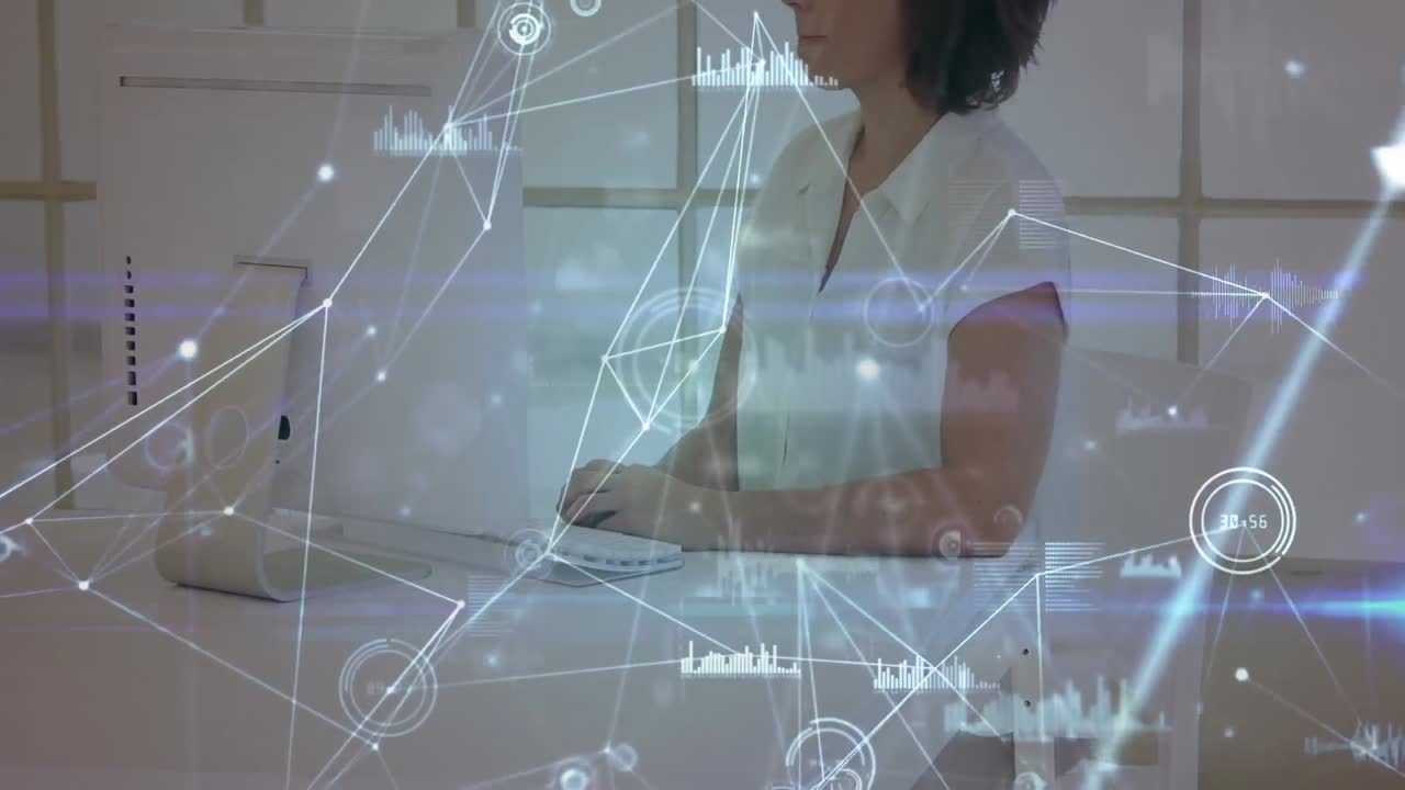 red de conexiones y procesamiento de datos contra la mujer caucásica que usa computadora en la oficina