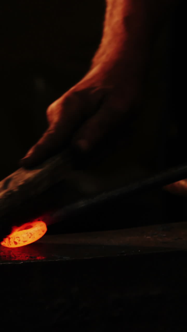 sección media del herrero usando pincel de alambre en hierro caliente