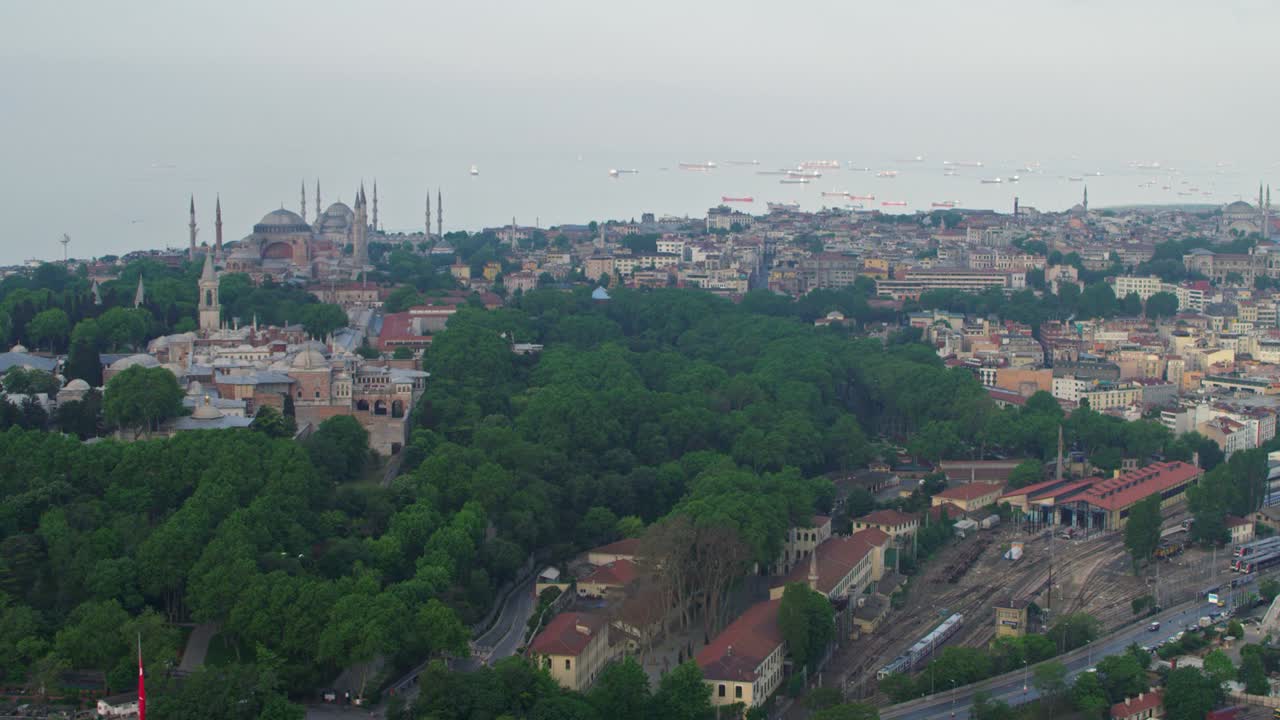 vista aérea de hagia sophia y el palacio de topkapi. paisaje histórico de la península de estambul.