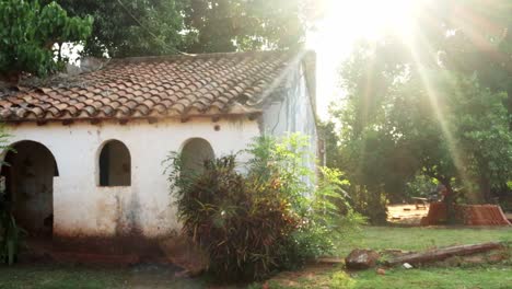 entrada y vista frontal de una pequeña casa antigua en ruinas en paraguay