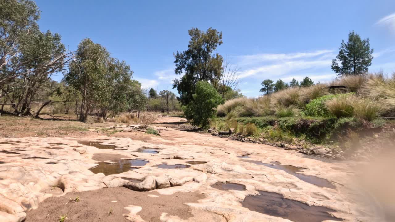 바위 지형을 가로질러 흐르는 물줄기