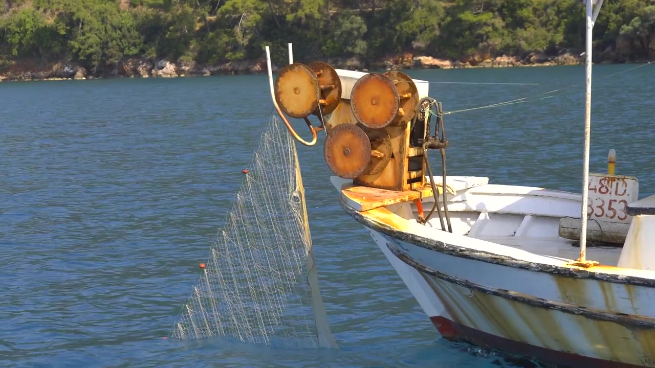 Peschereccio che tira la rete dal mare