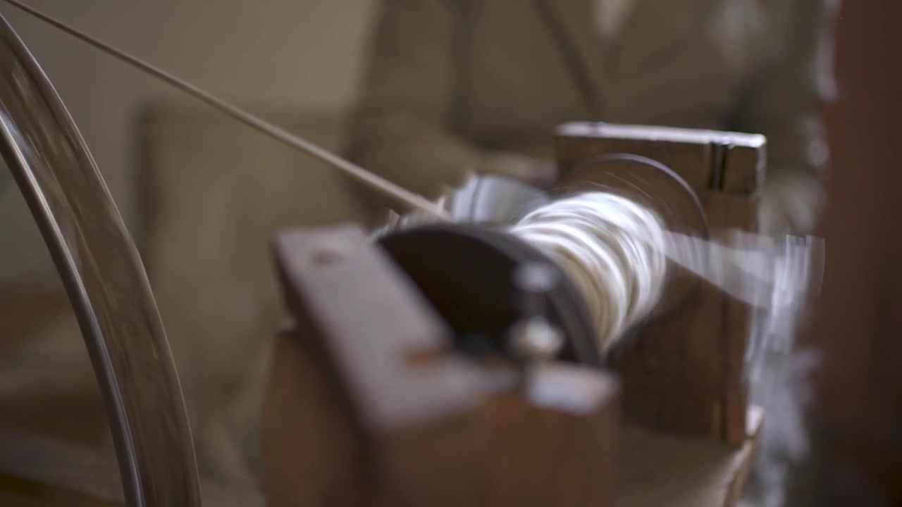 Et trespinnehjul spinner raskt ull til garn, og fanger den dynamiske bevegelsen av tradisjonelt håndverk. Nyttig for kulturelle dokumentarer eller pedagogisk innhold.