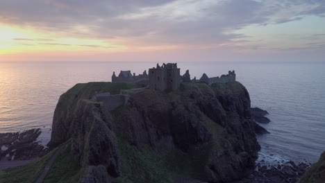 Imágenes-Aéreas-Del-Castillo-De-Dunnottar-Al-Amanecer,-Aberdeenshire,-Escocia