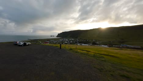 fpv estableciendo una toma de un pequeño cementerio con vistas a una ciudad con vistas a islandia