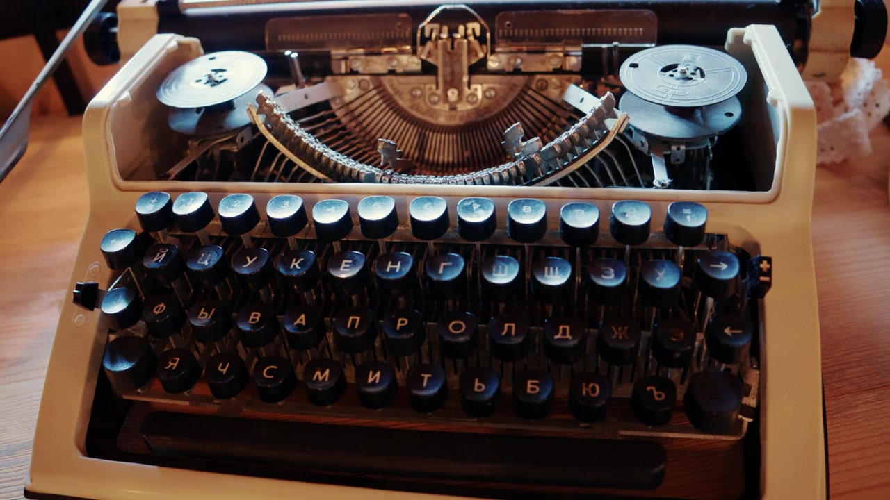 Primo piano di una classica macchina da scrivere meccanica con tasti dell'alfabeto cirillico.