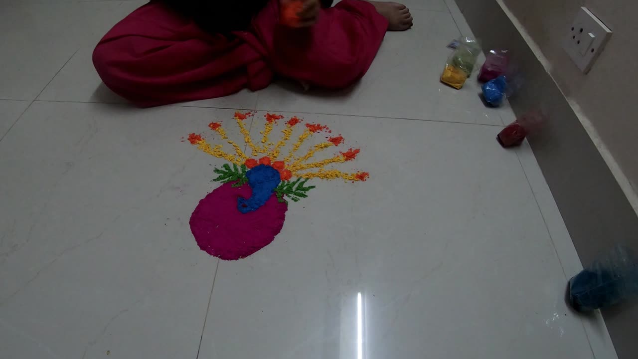 rangoli colorido hecho en casa por una joven india