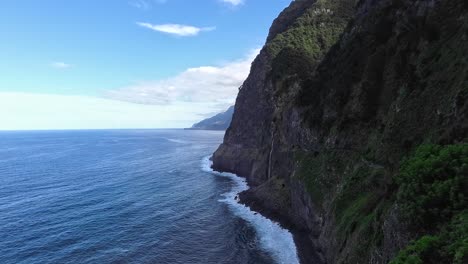 Océano-Y-El-Mar-Junto-A-Altos-Acantilados