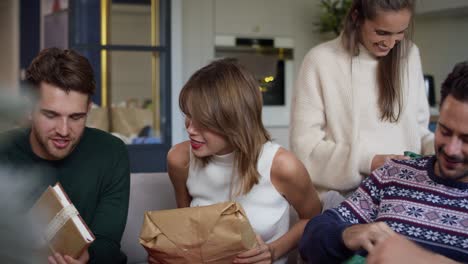 amigos teniendo una fiesta de navidad con regalos