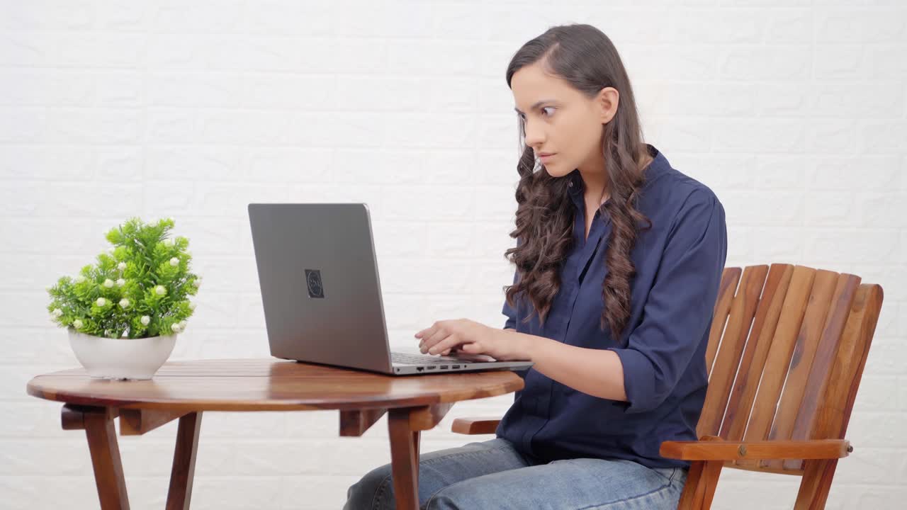 chica india trabajando en una oficina