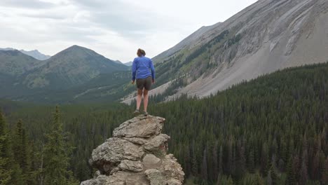 Caminante-Pisando-La-Cornisa-Admirando-Mountain-View-Se-Acercó-A-Las-Montañas-Rocosas-De-Kananaskis,-Alberta,-Canadá