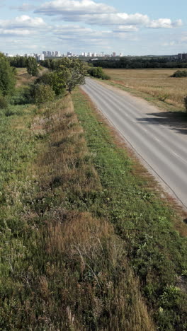 carretera de campo con vistas al paisaje urbano