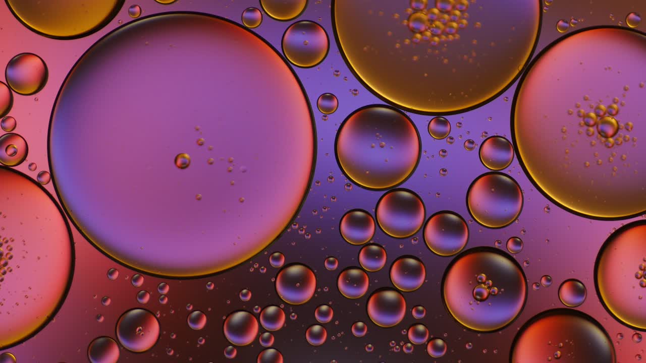 물 위에 떠다니는 기름방울의 다채로운 예술적.