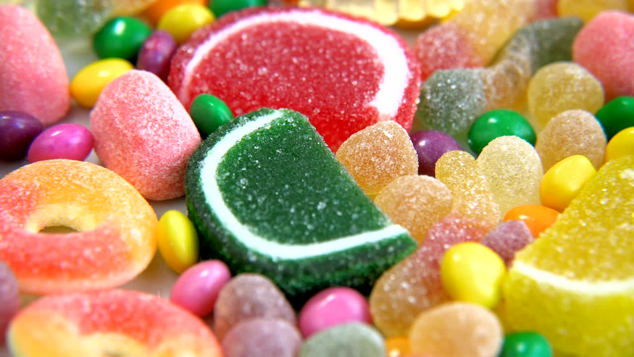 los caramelos frutales multicolores están girando en la mesa giratoria