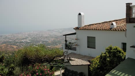 Camión-Panorámico-Desde-Un-Pueblo-Montañoso-Que-Captura-Una-Hermosa-Ciudad-Mediterránea