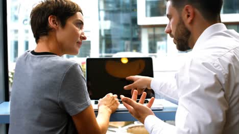 gente de negocios discutiendo sobre la computadora portátil