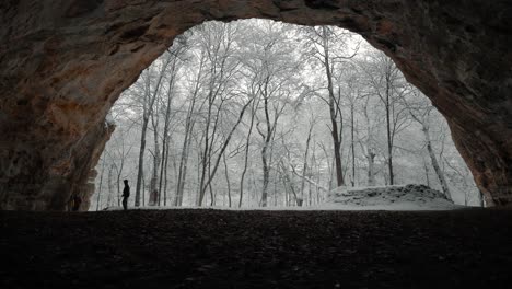 La-Familia-Está-Explorando-Y-Caminando-Por-La-Entrada-De-La-Cueva,-Tiro-Estático