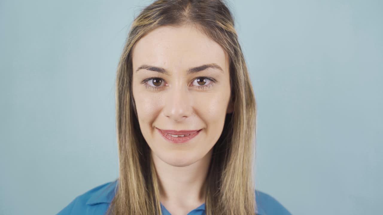 mujer joven feliz positiva sacudiendo la cabeza bailando.