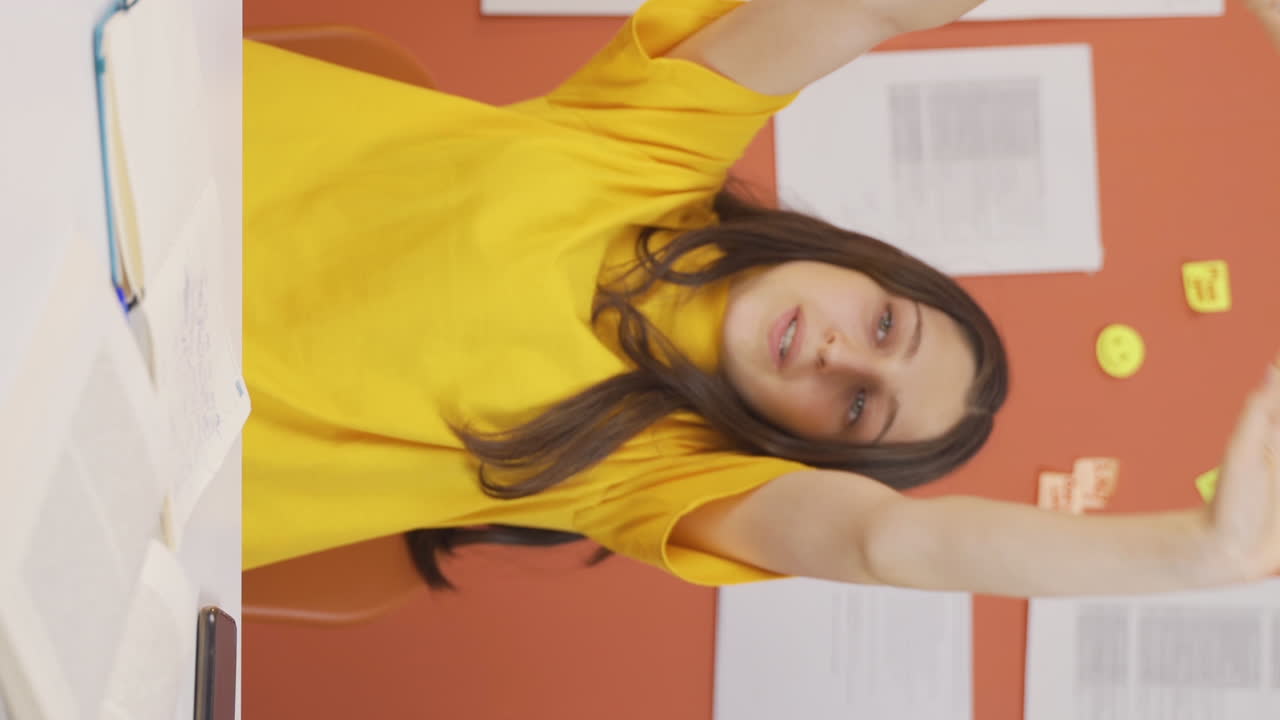 vídeo vertical de una niña tranquila y pacífica.