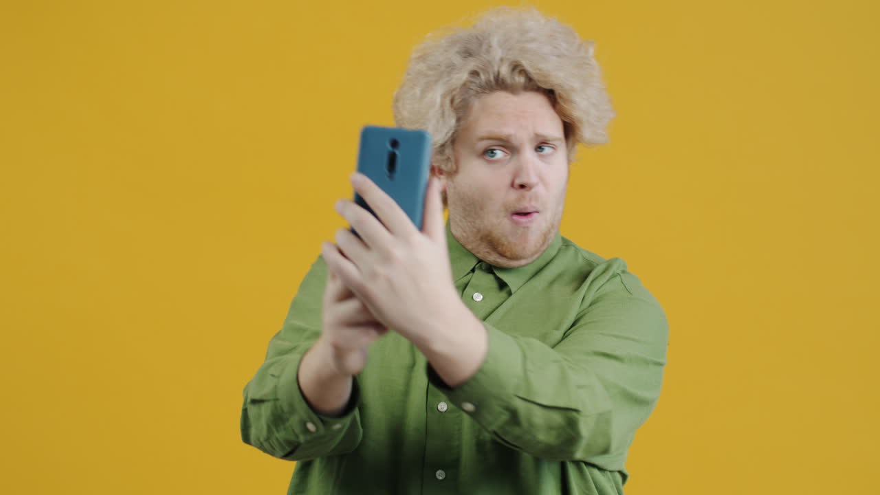 Uomo di prendere una Selfie