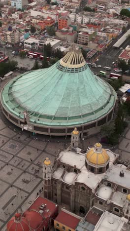 Hyperlapse-Der-Heiligen-Basilika-Der-Jungfrau-Von-Guadalupe,-Die-Am-Wochenende-Mit-Besuchern-überfüllt-War