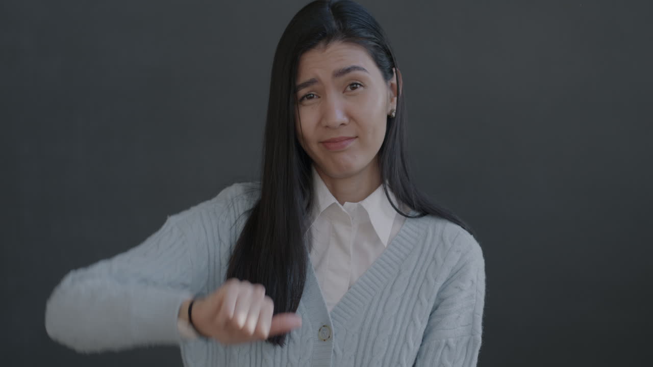 la mujer desaprueba.