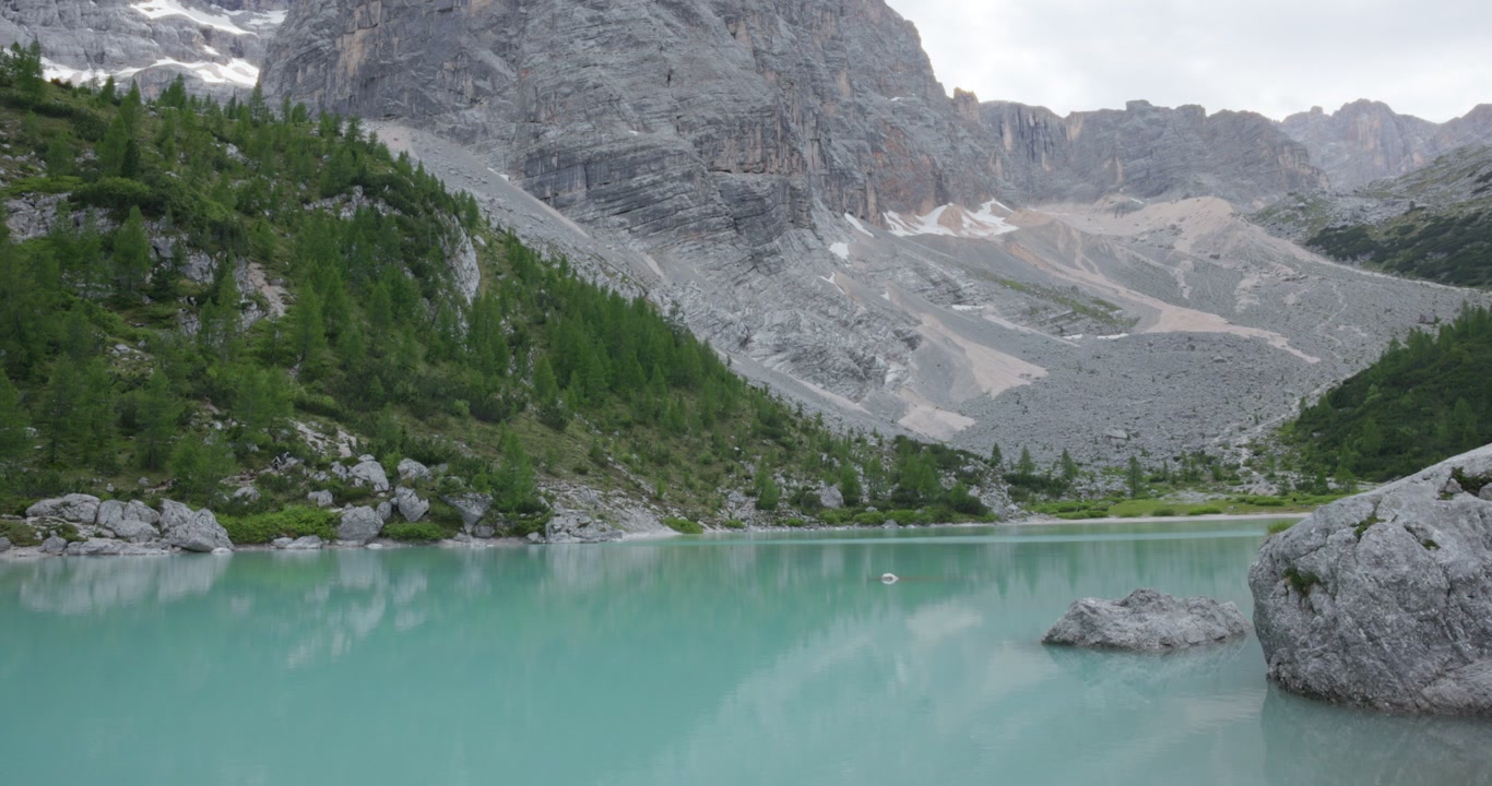 Lago di Sorapis, Dolomiti, Italia - Uno scenario alpino mozzafiato di acque cristalline color turchese, foreste lussureggianti e maestose cime dolomitiche - Inquadratura ampia.