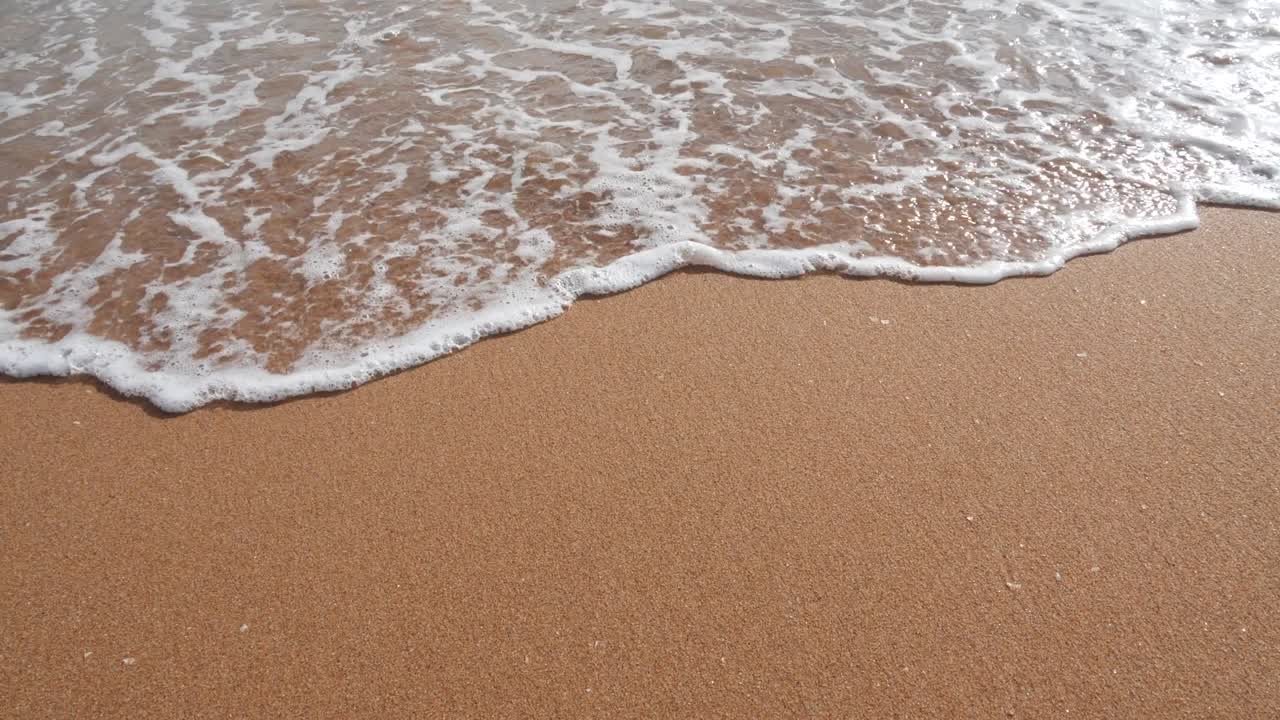 깨한 해변과 바다 파도의 아름다운 자연