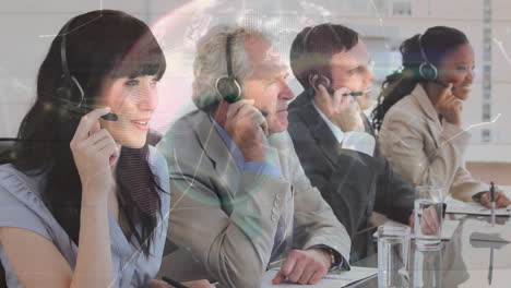 animación del globo sobre la gente de negocios usando auriculares de teléfono