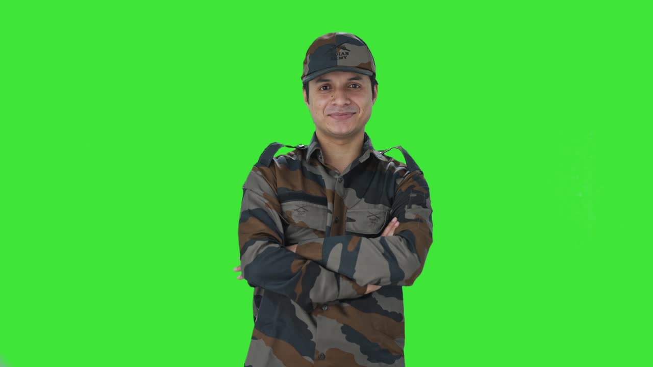 Retrato de soldado indiano feliz - Tela verde
