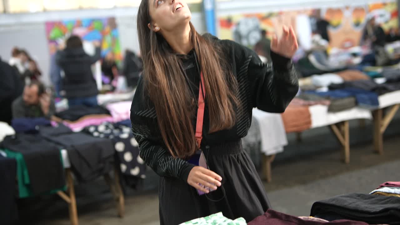 mujer navegando por un mercado de ropa
