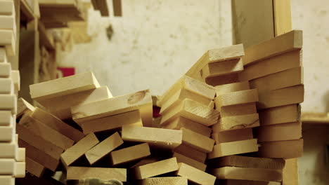 pila desordenada de madera precortada en el taller