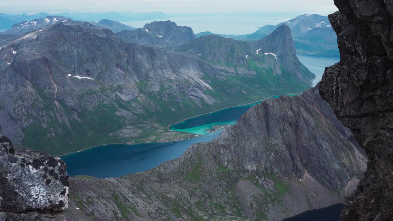 vista panorámica del paisaje montañoso en kvaenan, isla de senja, noruega