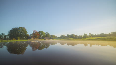 Timelapse-De-Cuatro-Estaciones-De-La-Casa-De-La-Cabaña-Del-Lago-En-Diferentes-Climas.